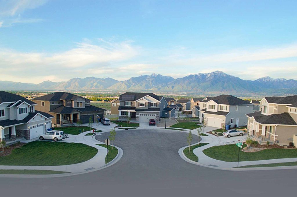 A col de sac in the Suburbs of Utah County with mountains in the horizon.