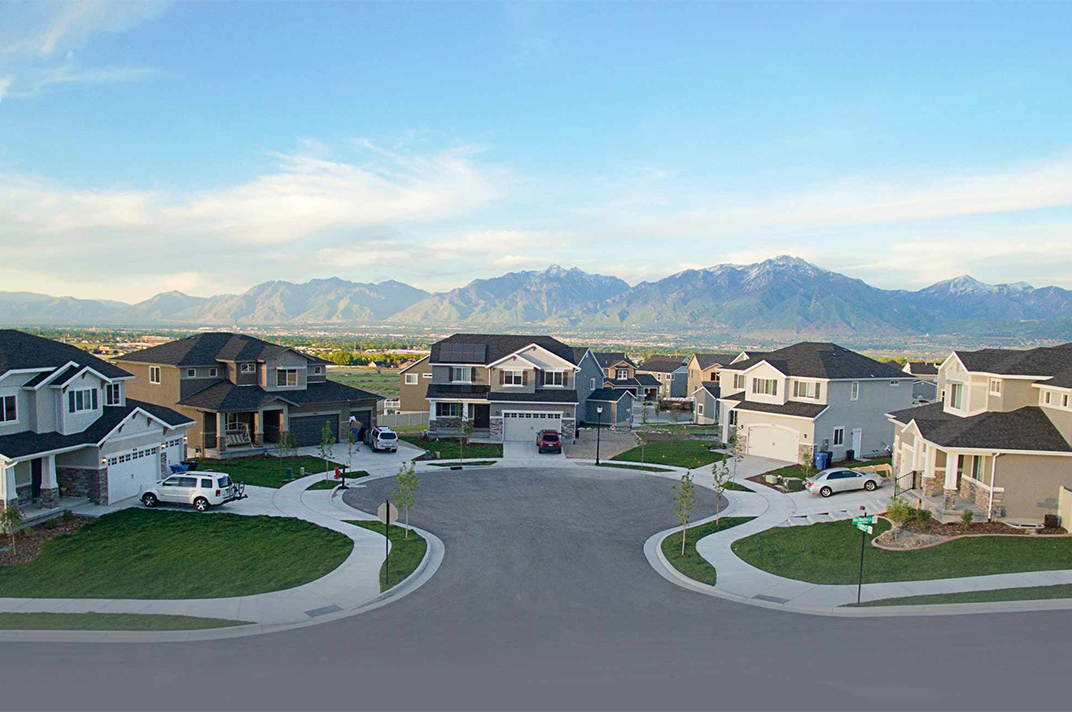A col de sac in the Suburbs of Utah County with mountains in the horizon.