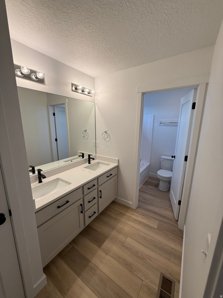 Kingsburg Hallbath
